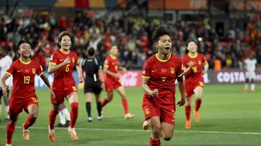 La china Wang Shuang celebra tras anotar el gol del triunfo de penal ante Haiti en el encuentro del Grupo D de la Copa Mundial femenina el viernes 28 de julio del 2023 en Adelaide, Australia. (AP Foto/James Elsby)