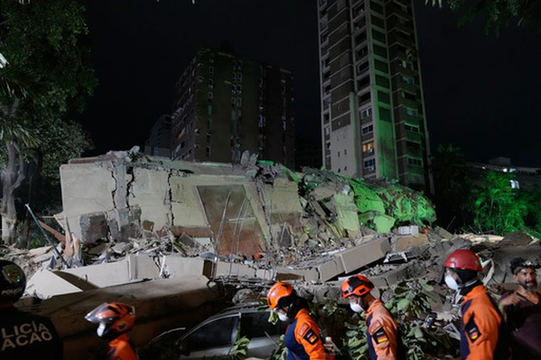 Trabajadores de rescate buscan entre los escombros de un edificio derruido tras un sismo, el jueves 25 de junio de 2026, en Caracas, Venezuela. (AP Foto/Ariana Cubillos)