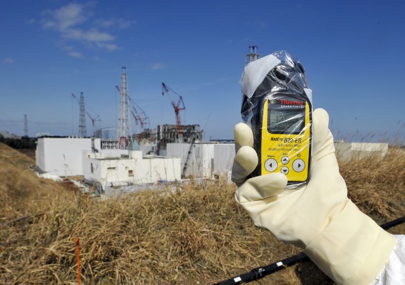 Un dispositivo de monitoreo de radiación indica 131.00 milisieverts por hora cerca de las instalaciones de los reactores 3 y 4 de la nucleoeléctrica de Fukushima Dai-ichi de Tokyo Electric Power Co., el martes 28 de febrero de 2012, en Okuma, en la prefectura de Fukushima, en el noreste de Japón. (AP Foto/Kimimasa Mayama, Pool, Archivo)