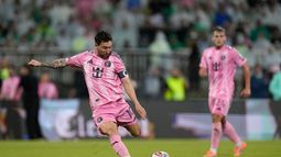 Lionel Messi del Inter Miami patea al balón durante un partido amistoso contra el Atlético Nacional de Colombia, el sábado 31 de enero de 2026, en Medellín. (AP Foto/Fernando Vergara)