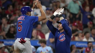 El brasileño Yan Gomes (derecha) recibe la felicitación del dominicano Christopher Morel, luego de batear un jonrón de dos carreras en el juego del sábado 29 de julio de 2023, ante los Cardenales de San Luis (AP Foto/Jeff Roberson)