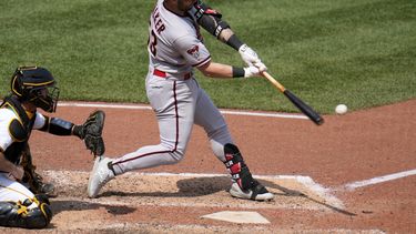 Christian Walker de los Diamondbacks de Arizona pega un doble ante el relevista de los Piratas de Pittsburgh Robert Stephenson, impulsando dos carreras, durante la séptima entrada del juego de las Grandes Ligas en Pittsburgh, el domingo 21 de mayo de 2023. (AP Foto/Gene J. Puskar)