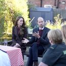 El príncipe Guillermo de Gran Bretaña y Kate, la princesa de Gales, hablan con miembros de los servicios de emergencia durante una visita al Centro Comunitario de Southport donde se reunieron con trabajadores de rescate y familiares de las víctimas del ataque con arma blanca en una clase de baile para niñas, en Southport, Inglaterra, el jueves, 10 de octubre de 2024. (Danny Lawson, Pool Photo vía AP)