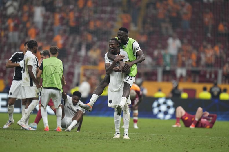 Los jugadores de Young Boys de Suiza festejan la victoria sobre el Galatasaray en los playoffs de la Liga de Campeones, el martes 27 de agosto de 2024 (AP Foto/Francisco Seco)