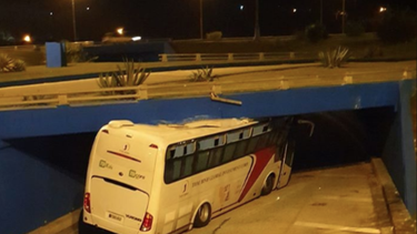 autobus impacta con un puente a la salida del tunel de la habana