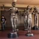 Estatuillas de actor en una entrada al Shrine Auditorium, donde se celebrará el sábado 24 de febrero la 30a entrega de los Premios del Sindicato de Actores de la Pantalla en una fotografía del jueves 22 de febrero de 2024, en Los Angeles. (Foto AP/Chris Pizzello)