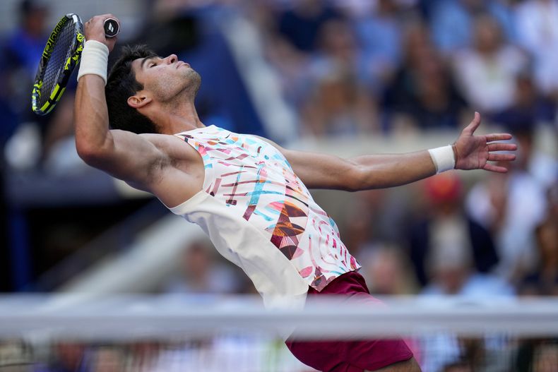 El español Carlos Alcaraz durante el partido contra el británico Daniel Evans por la tercera ronda del US Open, el sábado 2 de septiembre de 2023, en Nueva York. (AP Foto/Manu Fernández)