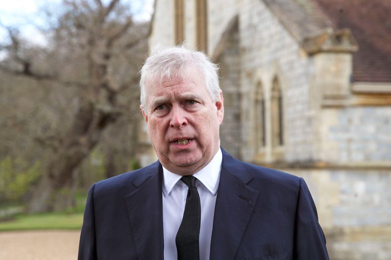 ARCHIVO - El príncipe Andrés de Gran Bretaña habla durante una entrevista televisiva en la Capilla Real de Todos los Santos en Royal Lodge, Windsor, el 11 de abril de 2021. (Steve Parsons/Pool Photo via AP, archivo)