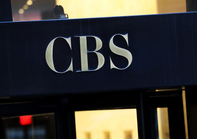ARCHIVO - El logotipo de CBS en la entrada de su sede, en Nueva York el 6 de diciembre de 2018. (Foto AP/Mark Lennihan, archivo)