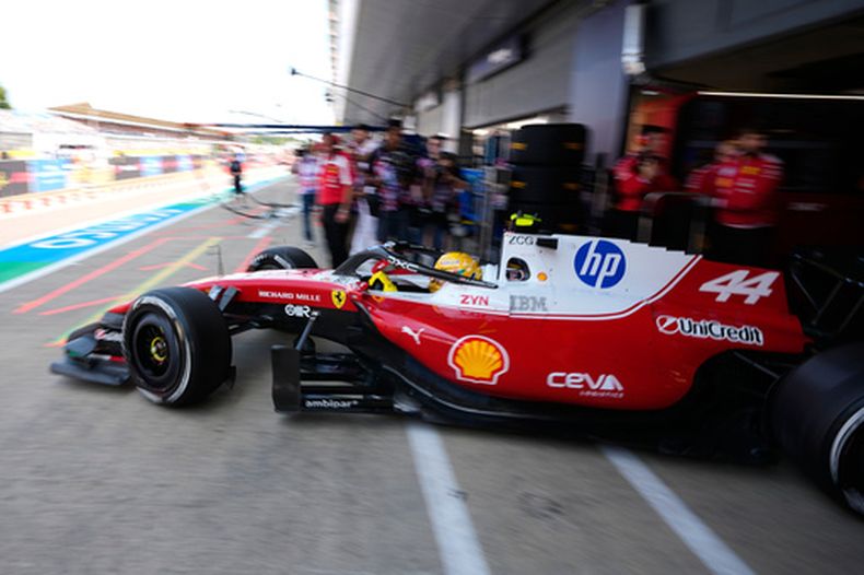 El británico Lewis Hamilton, piloto de Ferrari, sale del garage del equipo italiano de cara a la práctica del Gran Premio de Gran Bretaña de Fórmula 1, el viernes 3 de julio de 2026, en Silverstone, Inglagterra. (AP Foto/Darko Bandic)