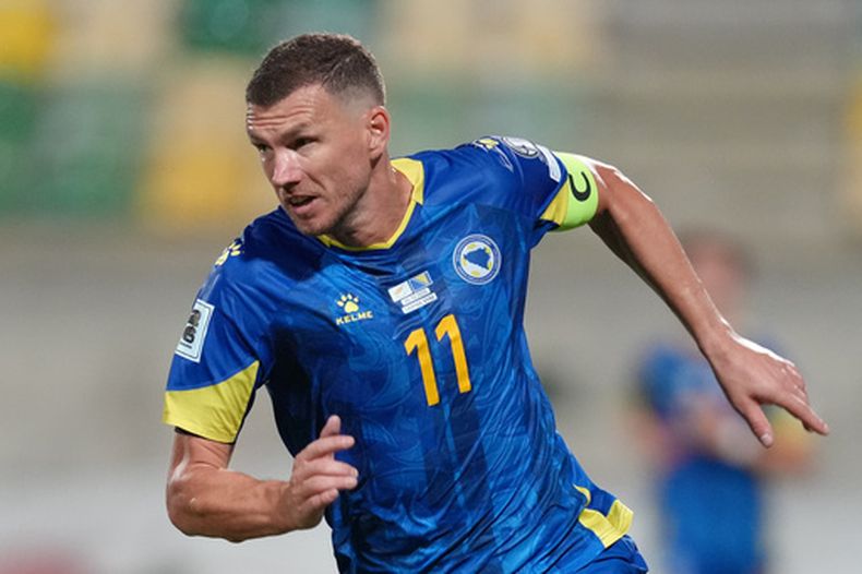 ARCHIVO - El delantero bosnio Edin Dzeko durante el partido contra Chipre por las eliminatorias del Mundial 2026, el 9 de octubre de 2025, en Larnaca, Chipre. (AP Foto/Petros Karadjias)
