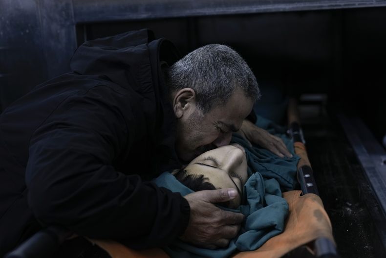Un familiar lamenta la muerte de Basil Abu Al-Wafa, de 15 años, que murió durante un operativo militar israelí en el campo de refugiados de Yenín, el miércoles 29 de noviembre de 2023, en Cisjordania. (AP Foto/Majdi Mohammed)
