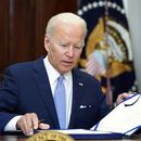 ARCHIVO - El presidente Joe Biden aprueba la ley S. 2938, o Ley Bipartidista de Comunidades Más Seguras, relacionada con el control de armas de fuego, en la Sala Roosevelt de la Casa Blanca, en Washington, el 25 de junio de 2022. (AP Foto/Pablo Martinez Monsivais, Archivo)