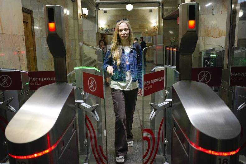 Yekaterina Maksimova entra en una parada del metro en Moscú, Rusia, el 22 de mayo de 2023. La a periodista y activista ha sido detenida cinco veces en el último año gracias a un omnipresente sistema de cámaras de seguridad con reconocimiento facial. Cuenta que la policía le decía que las cámaras “reaccionaban” a su paso, aunque a menudo no parecían entender el motivo y la dejan ir tras unas horas. (AP Foto/Alexander Zemlianichenko)
