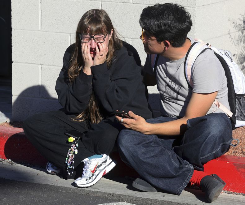 Amanda Perez (izquierda) es consolada por otro estudiante, Alejandro Barron, tras un tiroteo en el campus de Las Vegas de la Universidad de Nevada, el 6 de diciembre de 2023, en Las Vegas. (K.M. Cannon/Las Vegas Review-Journal vía AP)