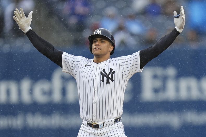 El dominicano Juan Soto de los Yankees de Nueva York reacciona luego de conectar un doble productivo de tres carreras durante el séptimo episodio del juego de béisbol ante los Tigres de Detroit en el Yankee Stadium, el domingo 5 de mayo de 2024, en Nueva York. (AP Foto/Seth Wenig)
