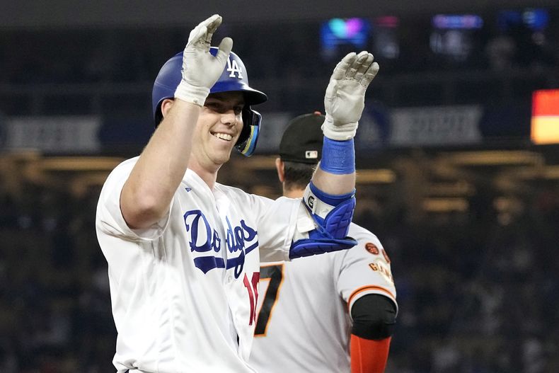 Will Smith, de los Dodgers de Los Ángeles, festeja luego de batear un triplete en el encuentro ante los Gigantes de San Francisco, el jueves 21 de septiembre de 2023 (AP Foto/Mark J. Terrill)