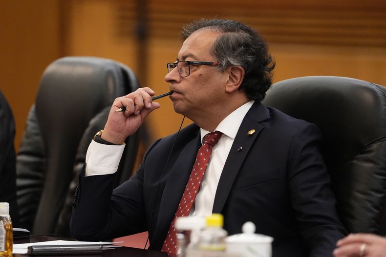 ARCHIVO - El presidente colombiano, Gustavo Petro, mantiene una charla con el mandatario chino, Xi Jinping, que no aparece en la foto, en el Gran Salón del Pueblo el miércoles 25 de octubre de 2023, en Beijing, China. El Congreso colombiano ordenó el miércoles 13 de diciembre de 2023 la apertura de una investigación previa contra el presidente Gustavo Petro, que tiene fuero especial y no puede ser indagado por la fiscalía, por presuntos delitos relacionados con la financiación de su campaña electoral. (Ken Ishii/Pool Foto vía AP, Archivo)