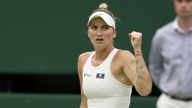 Marketa Vondrousova reacciona durante el duelo contra Elina Svitolina en las semifinales del torneo de Wimbledon, el jueves 13 de julio de 2023, en Londres. (AP Foto/Kin Cheung)