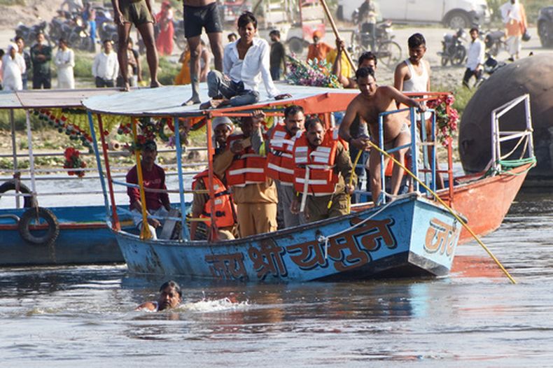 Los rescatistas buscan en el lugar donde una embarcación que transportaba peregrinos naufragó en el río Yamuna en Vrindavan, India, el viernes 10 de abril de 2026. (Foto AP)