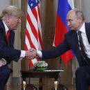 ARCHIVO - El presidente estadounidense Donald Trump (izquierda) y su homólogo ruso, Vladímir Putin (derecha), se dan la mano al inicio de una reunión bilateral el 16 de julio de 2018, en el palacio presidencial de Helsinki, Finlandia. (Foto AP/Pablo Martínez Monsivais, Archivo)