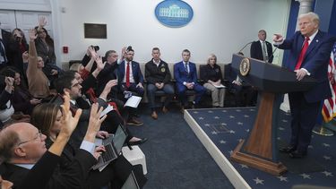 El presidente Donald Trump responde preguntas mientras habla con periodistas en la sala de prensa James Brady en la Casa Blanca, el jueves 30 de enero de 2025, en Washington. (AP Foto/Jacquelyn Martin)