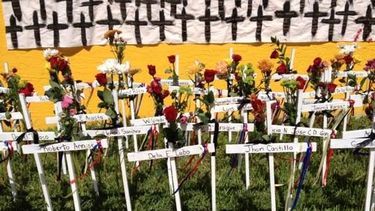 americateve | Un grupo de venezolanos residentes en Miami (EE.UU.) recordaron este domingo a los ?caídos? en las protestas contra la política del presidente Nicolás Maduro, a la que acusaron de estar caracterizada por la vulneración de los derechos humanos