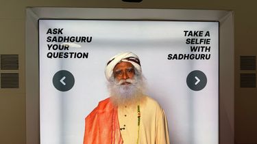 Un chatbot muy realista de Sadhguru, que funciona con inteligencia artificial, se exhibe el miércoles 19 de agosto de 2026 en Los Ángeles. (AP Foto/Krysta Fauria)