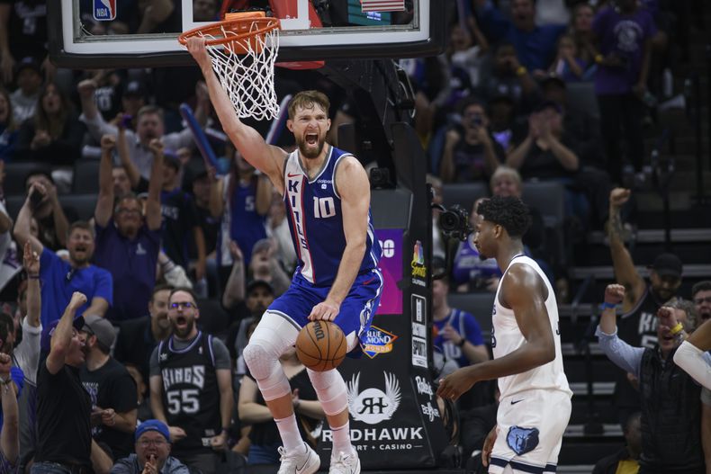 Domantas Sabonis (10), de los Kings de Sacramento, reacciona después de una clavada durante la segunda mitad del juego de baloncesto de la NBA en contra de los Grizzlies de Memphis, en Sacramento, California, el lunes 18 de marzo de 2024. Los Kings ganaron en tiempo extra 121-111. (AP Foto/Randall Benton)
