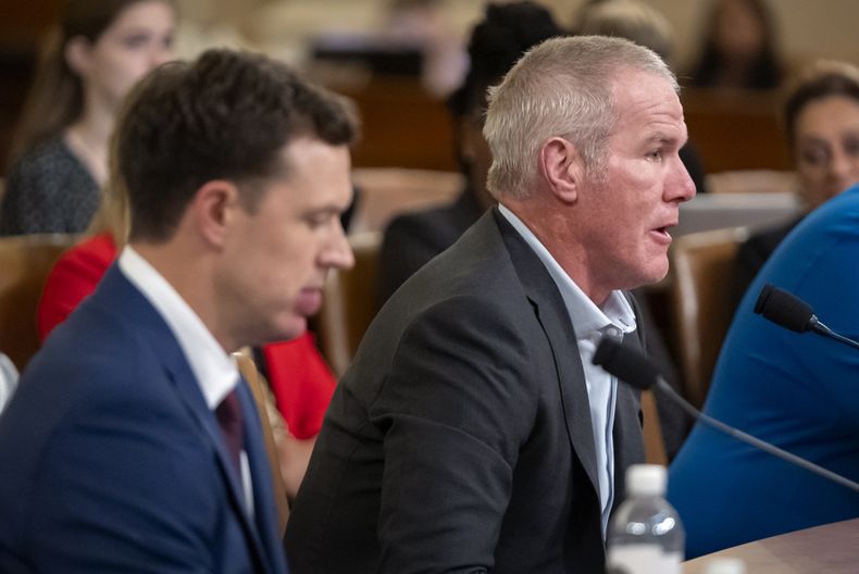 El ex quarterback de la NFL Brett Favre comparece ante un comité del Congreso de Estados Unidos, el martes 24 de septiembre de 2024, en Washington. (AP Foto/Mark Schiefelbein)
