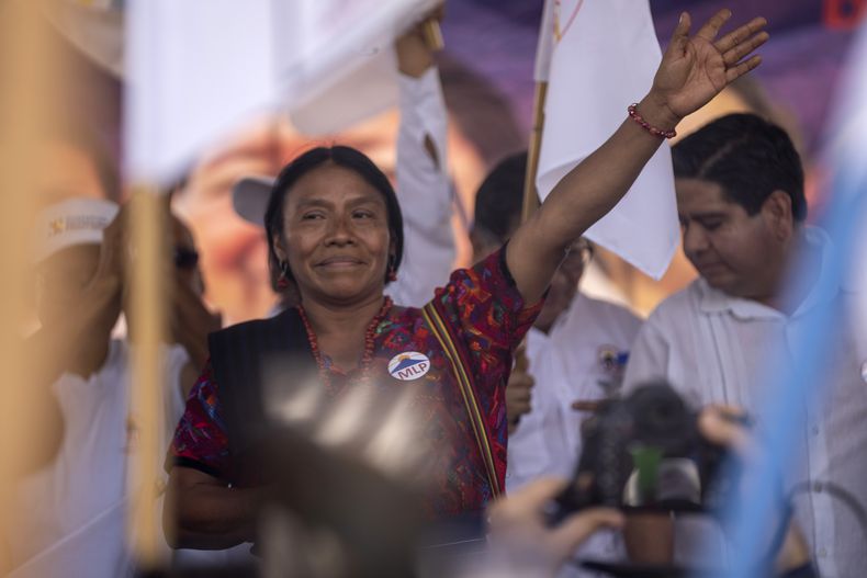 La líder indígena Thelma Cabrera, que quiso participar en las elecciones para llegar a ser presidenta de Guatemala, saluda en el cierre de campaña del Movimiento Para la Liberación de los Pueblos, en Ciudad de Guatemala, el jueves 22 de junio de 2023. El Tribunal Supremo Electoral dejó a Cabrera fuera de la carrera presidencial. Los guatemaltecos están llamados a las urnas el domingo 25 de junio. (AP Foto/Moisés Castillo)