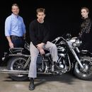 Jeff Nichols, izquierda, guionista y director de The Bikeriders posa con los miembros del elenco Austin Butler, centro, y Jodie Comer, el jueves 30 de mayo de 2024 en Los Angeles. La motocicleta es una Harley Davidson Pan Head 1965 que Butler montó en la película. (Foto AP/Chris Pizzello)