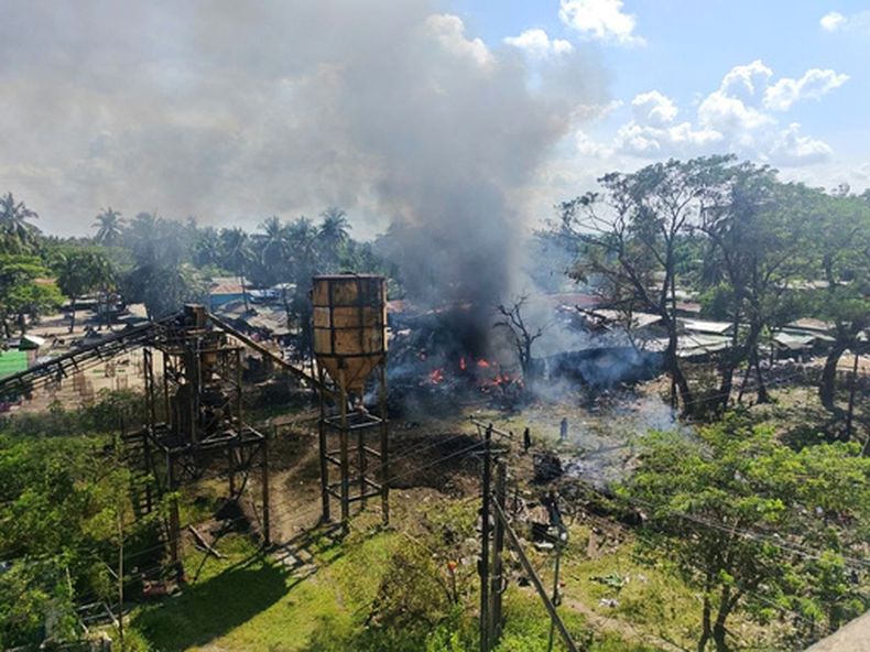 En esta foto proporcionada por Wai Hun Aung, se ve humo saliendo de un mercado después de que la zona fuera presuntamente atacada por el ejército en el municipio de Kyauktaw, en el estado de Rajine, Myanmar, el lunes 28 de septiembre de 2026. (Wai Hun Aung vía AP)