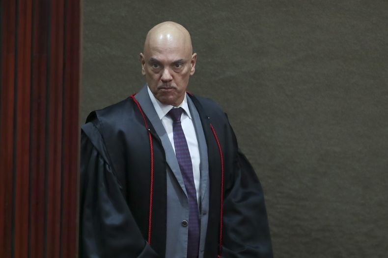 ARCHIVO – El presidente del Tribunal Superior Electoral de Brasil, el ministro Alexandre de Moraes, acude a presidir el juicio del expresidente Jair Bolsonaro en Brasilia, Brasil, el 29 de junio de 2023. (AP Foto/Gustavo Moreno, Archivo)