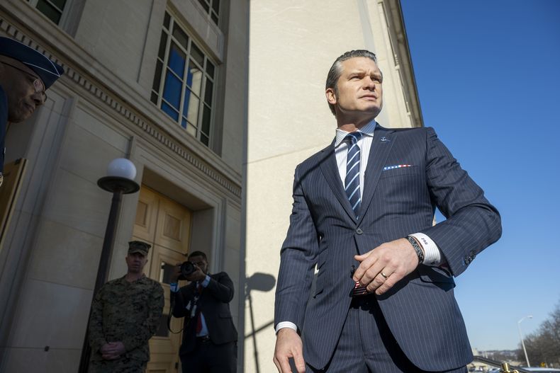 El secretario de Defensa de Estados Unidos, Pete Hegseth, llega al Pentágono, el lunes 27 de enero de 2025 en Washington. (AP Foto/Kevin Wolf)