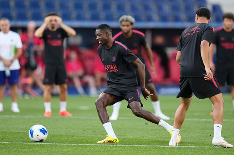 Ousmane Dembélé del Paris Saint-Germain pasa el balón durante una sesión de entrenamiento antes de la Super Copa de la UEFA ante el Aston Villa el martes 11 de agosto del 2026. (AP Foto/Darko Bandic)