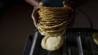 latinoamericanos batallan para comprar alimentos basicos