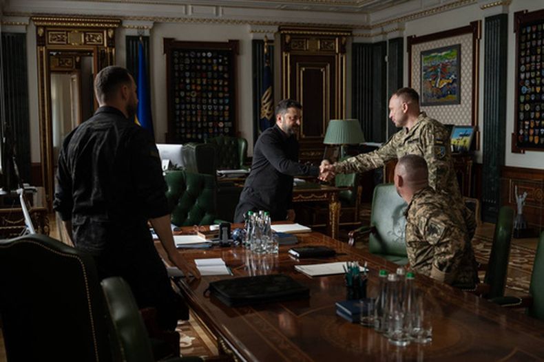 En esta foto proporcionada por la Oficina de Prensa de la Presidencia de Ucrania, el presidente ucraniano Volodymyr Zelenskyy, en el centro, le da la mano al nuevo comandante en jefe de las Fuerzas Armadas de Ucrania, Mijailo Drapatyi, durante su reunión en Kiev, Ucrania, el lunes 20 de julio de 2026. (Oficina de Prensa de la Presidencia de Ucrania vía AP)