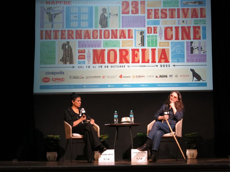 La cineasta argentina Lucrecia Martel habla durante una conferencia sobre su documental Nuestra Tierra con la periodista mexicana Columba Vértiz durante el Festival de Cine de Morelia, México, el lunes 13 de octubre de 2025. (AP Foto/Berenice Bautista)