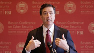ARCHIVO - El director del FBI, James Comey, habla sobre ciberseguridad en la primera Conferencia de Ciberseguridad de Boston, en Boston College, el 8 de marzo de 2017. (Foto AP/Stephan Savoia, archivo)