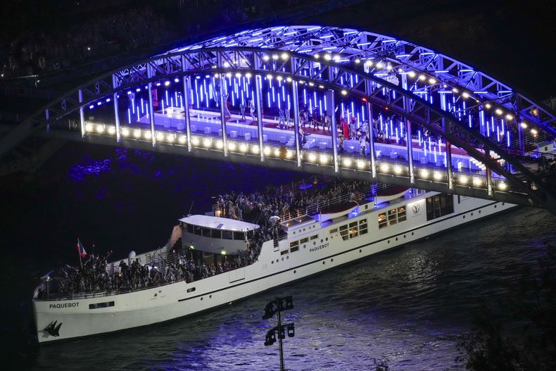 Atletas viajan en barco por el río Sena en París, Francia, durante la ceremonia de apertura de los Juegos Olímpicos de Verano de 2024, el viernes 26 de julio de 2024. (Foto AP/Petr David Josek,Pool)