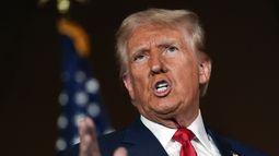El candidato presidencial republicano Donald Trump habla con reporteros en un acto de campaña en ll Toro E La Capra, el viernes 23 de agosto de 2024, en Las Vegas. (Foto AP/Julia Nikhinson)