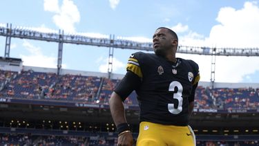 El mariscal de campo de los Steelers de Pittsburgh, Russell Wilson (3), calienta antes de un partido contra los Denver Broncos, el domingo 15 de septiembre de 2024, en Denver. (AP Foto/Jack Dempsey)
