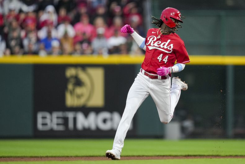 El dominicano Elly de la Cruz, de los Rojos de Cincinnati, avanza a segunda en un error durante el juego del martes 20 de junio de 2023, ante los Rockies de Colorado (AP Foto/Aaron Doster)