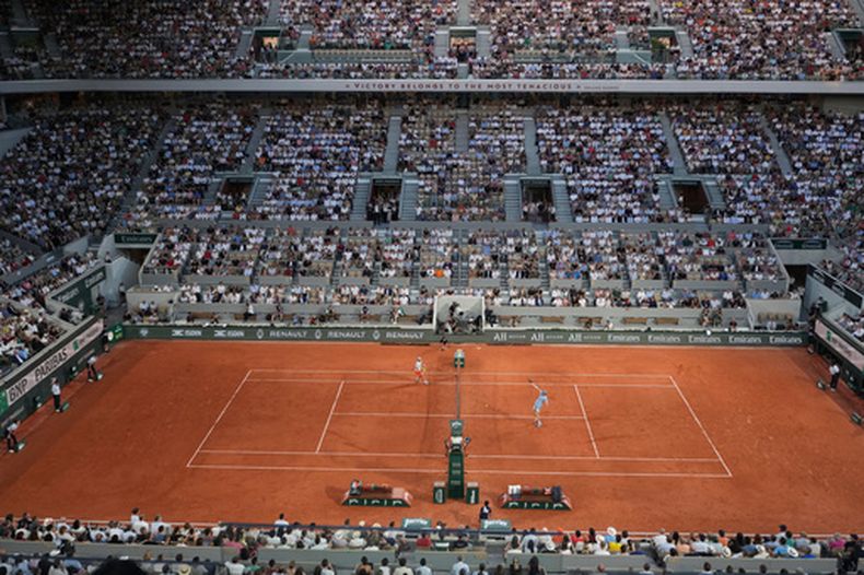 Jannik Sinner (derecha) devuelve ante Clement Tabur en el Abierto de Francioa, el martes 26 de mayo de 2026, en París. (AP Foto/Thibault Camus)