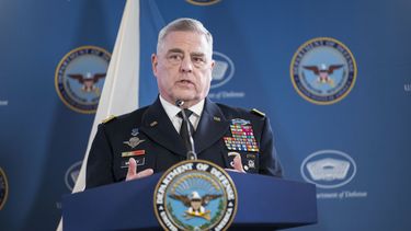 El general del Ejército de EEUU Mark Milley ofrece una conferencia de prensa con el secretario de Defensa, Lloyd Austin, en el Pentágono, el jueves 25 de mayo de 2023. (AP Foto/Kevin Wolf)