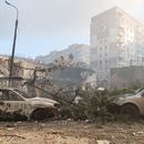 Automóviles calcinados frente a un edificio residencial que resultó gravemente dañado en un ataque ruso, el miércoles 19 de noviembre de 2025, en Ternópil, Ucrania. (AP Foto/Vlad Kravchuk)
