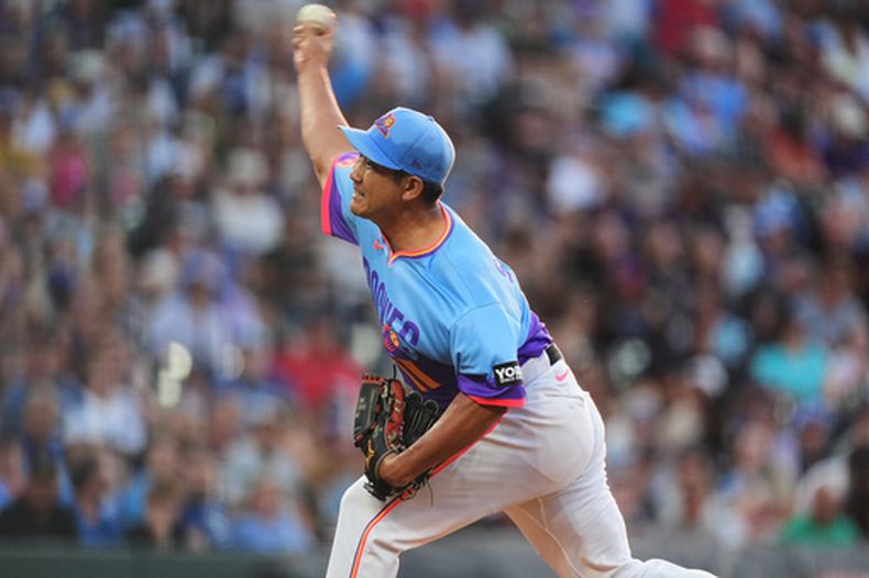 Tomoyuki Sugano, abridor de los Rockies de Colorado, trabaja en la primera entrada del juego de béisbol de Grandes Ligas contra los Reales de Kansas City, el viernes 31 de julio de 2026, en Denver. (AP Foto/David Zalubowski)