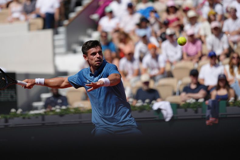 El francés Arthur Gea regresa un tiro del ruso Karen Khachanov en la primera ronda del Abierto de Francia el domingo 24 de mayo del 2026. (AP Foto/Aurelien Morissard)