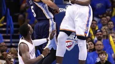 americateve | Serge Ibaka (9), del Thunder de Oklahoma City, topona un lanzamiento de Courtney Lee (5), de los Grizzlies de Memphis, durante el tercer periodo en Oklahom City, el s&aacute;bado 19 de abril de 2014. El Thunder gan&oacute; 100-86 el partido inicial de la